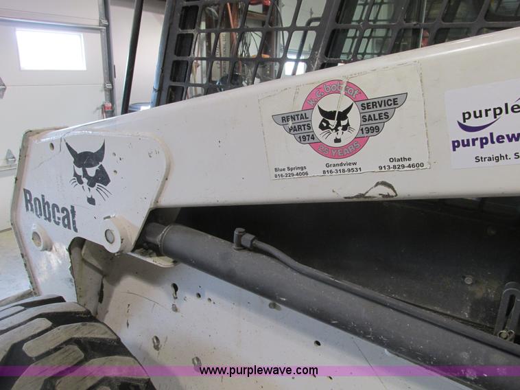 image for item F4378 2004 Bobcat S220 turbo skid steer