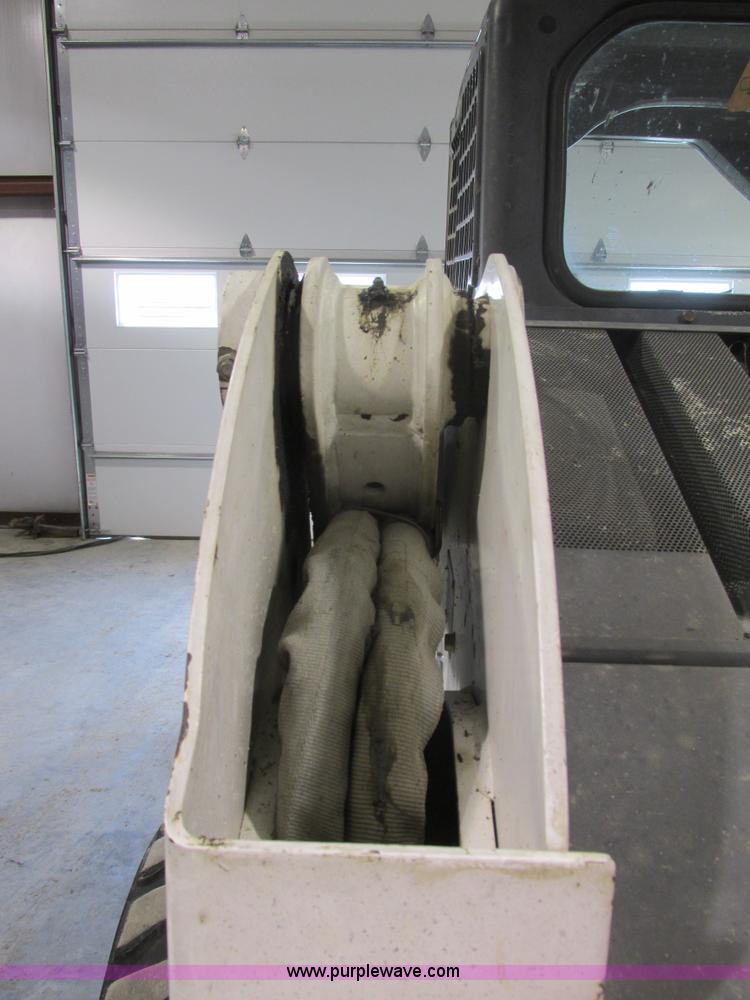 image for item F4378 2004 Bobcat S220 turbo skid steer