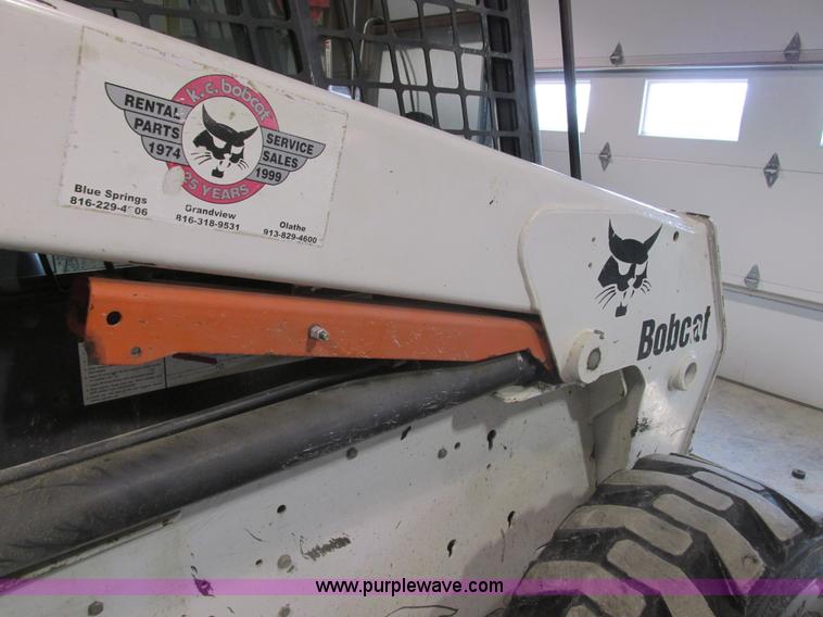 image for item F4378 2004 Bobcat S220 turbo skid steer