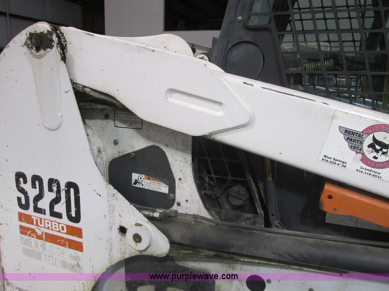 image for item F4378 2004 Bobcat S220 turbo skid steer