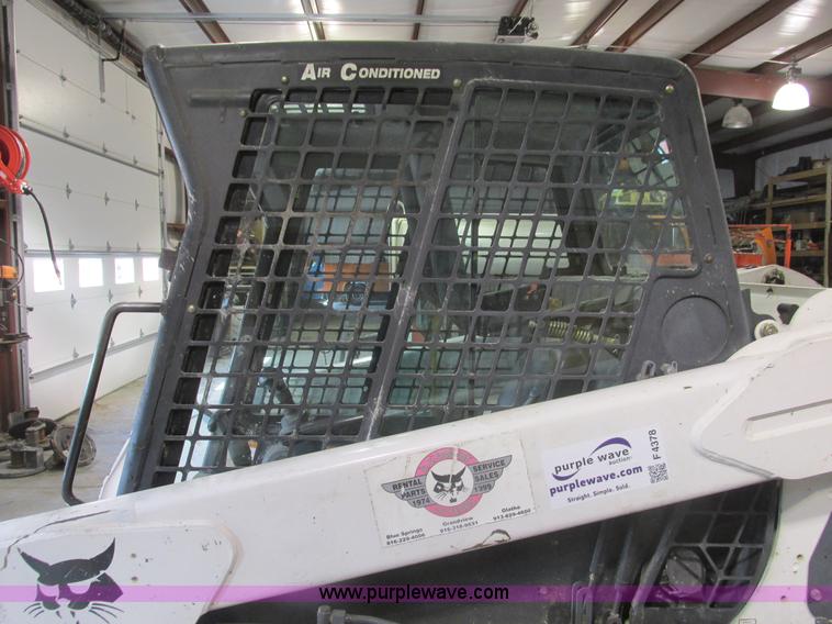 image for item F4378 2004 Bobcat S220 turbo skid steer