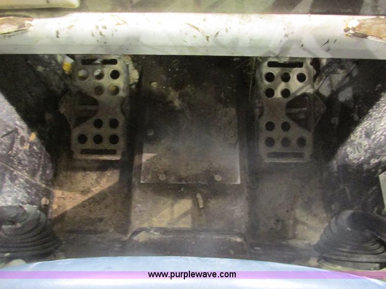 image for item F4378 2004 Bobcat S220 turbo skid steer