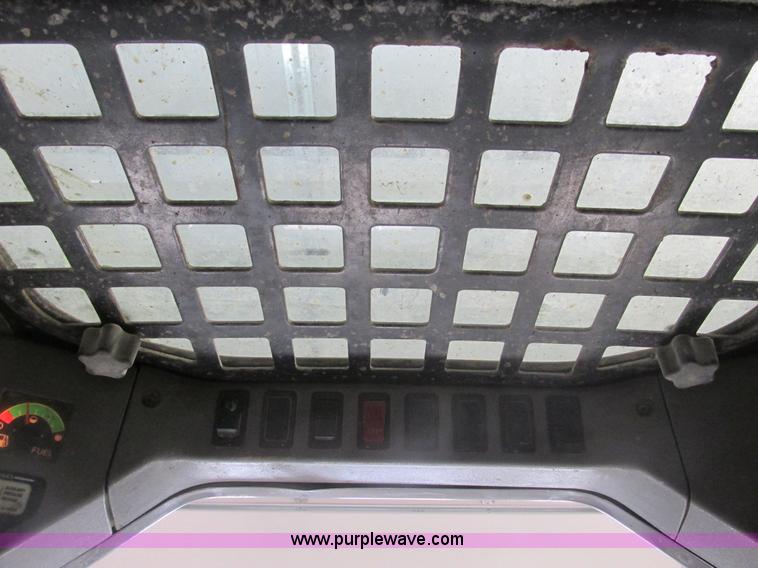 image for item F4378 2004 Bobcat S220 turbo skid steer
