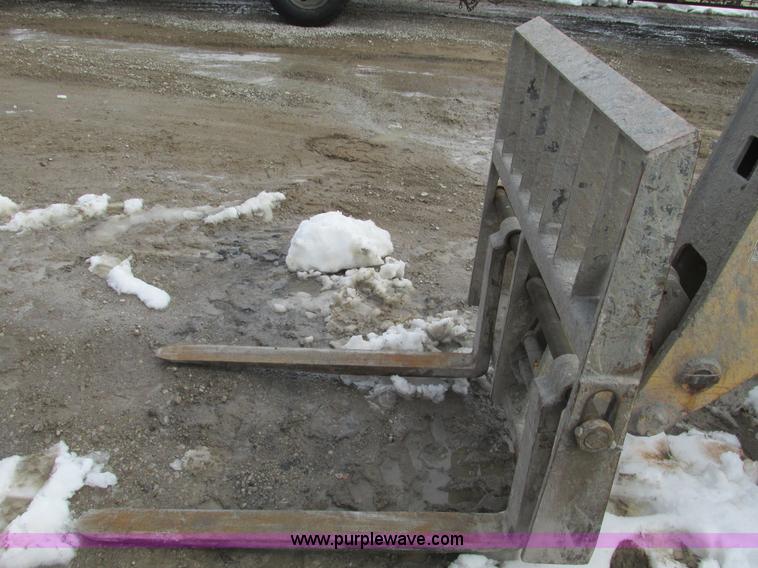 image for item F4406 1999 Gehl Dynalift DL6L-42 telehandler