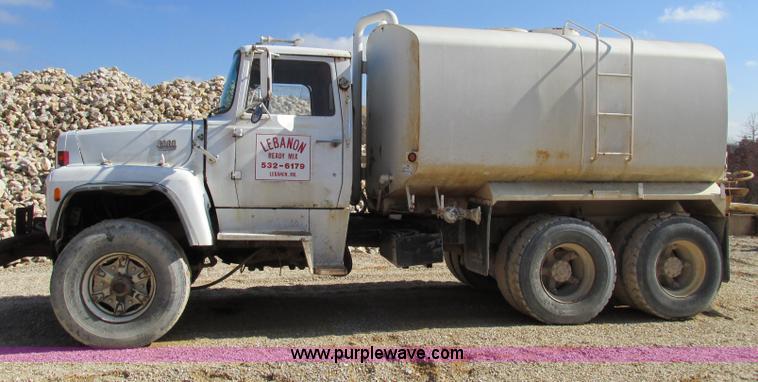 image for item F4718 1978 Ford 9000 water truck
