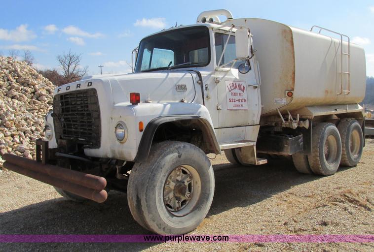 image for item F4718 1978 Ford 9000 water truck