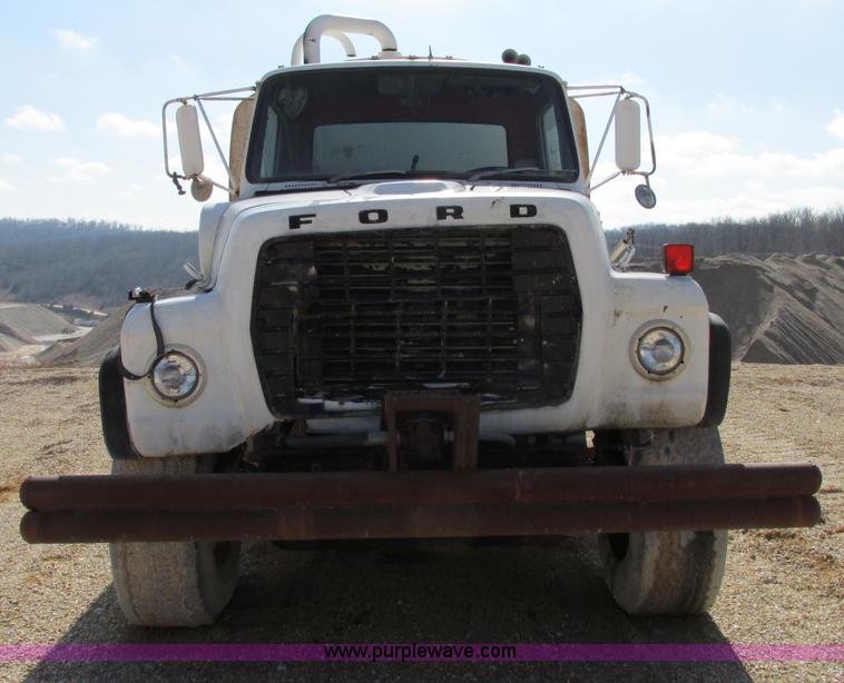 image for item F4718 1978 Ford 9000 water truck