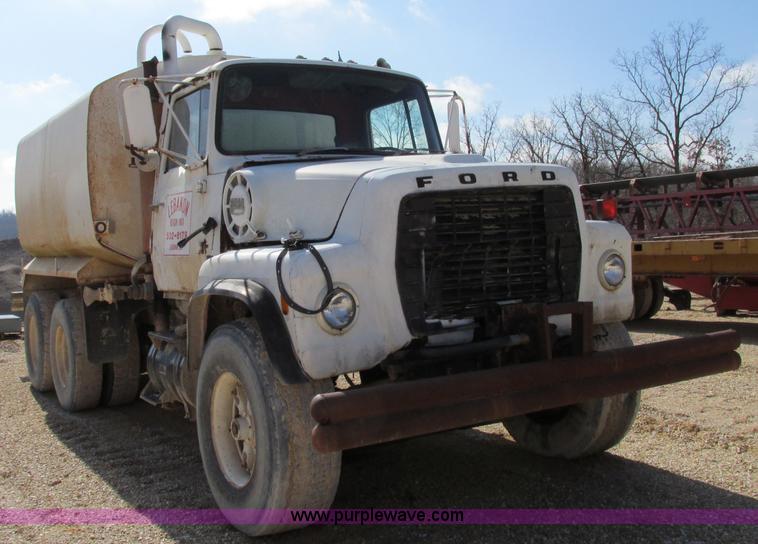 image for item F4718 1978 Ford 9000 water truck