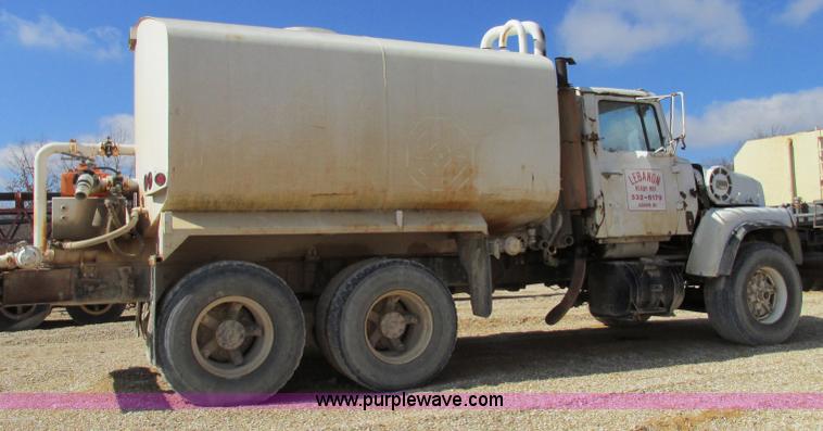 image for item F4718 1978 Ford 9000 water truck