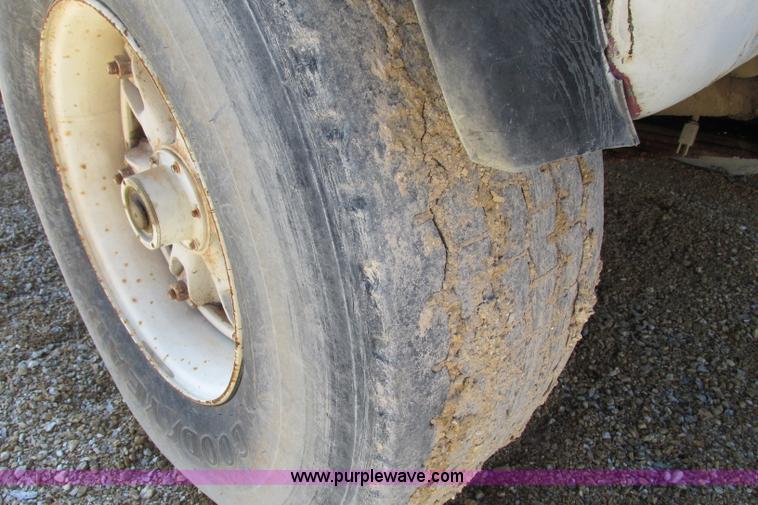 image for item F4718 1978 Ford 9000 water truck