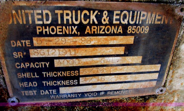 image for item F4718 1978 Ford 9000 water truck