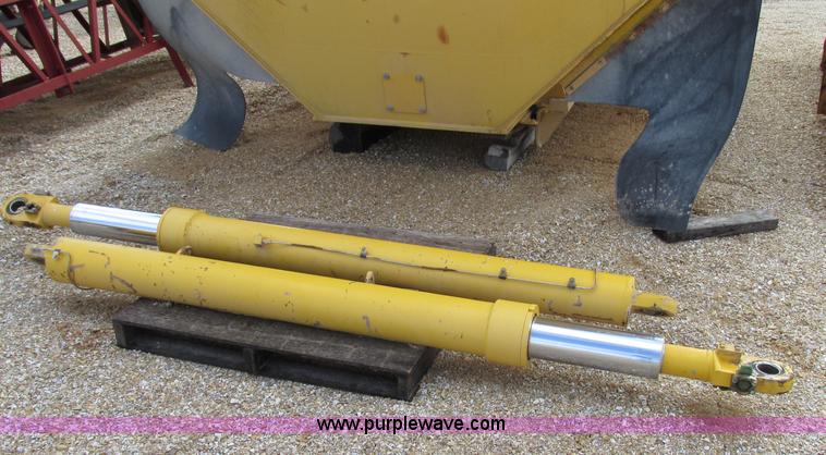 image for item F4722 Komatsu HM350 bed and lift cylinders