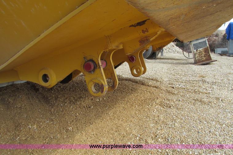 image for item F4722 Komatsu HM350 bed and lift cylinders