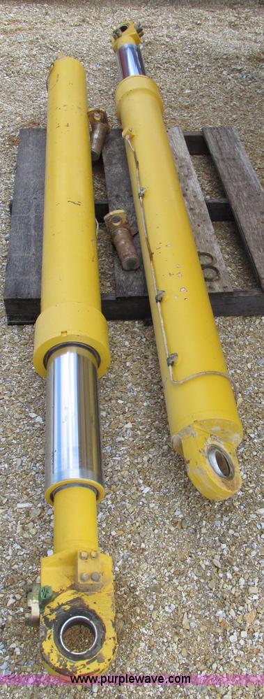 image for item F4722 Komatsu HM350 bed and lift cylinders