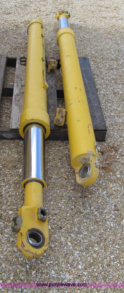 image for item F4722 Komatsu HM350 bed and lift cylinders