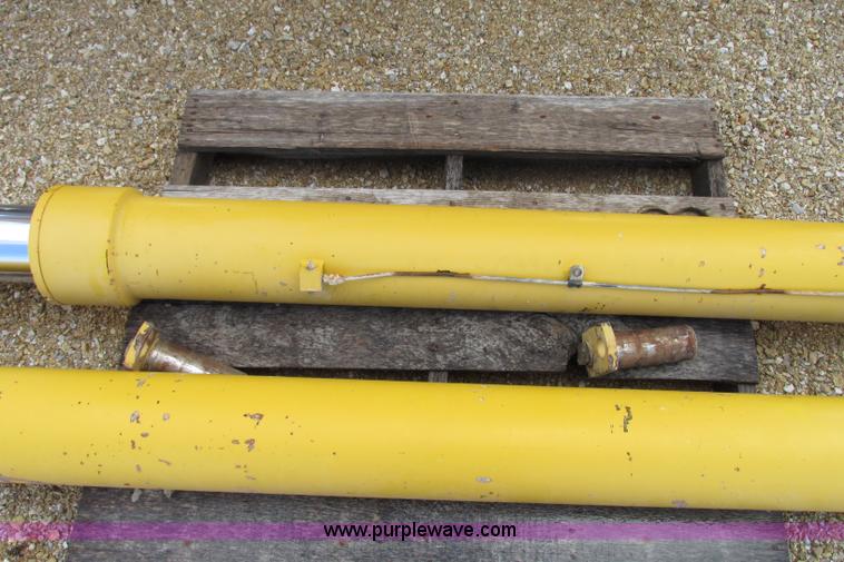 image for item F4722 Komatsu HM350 bed and lift cylinders