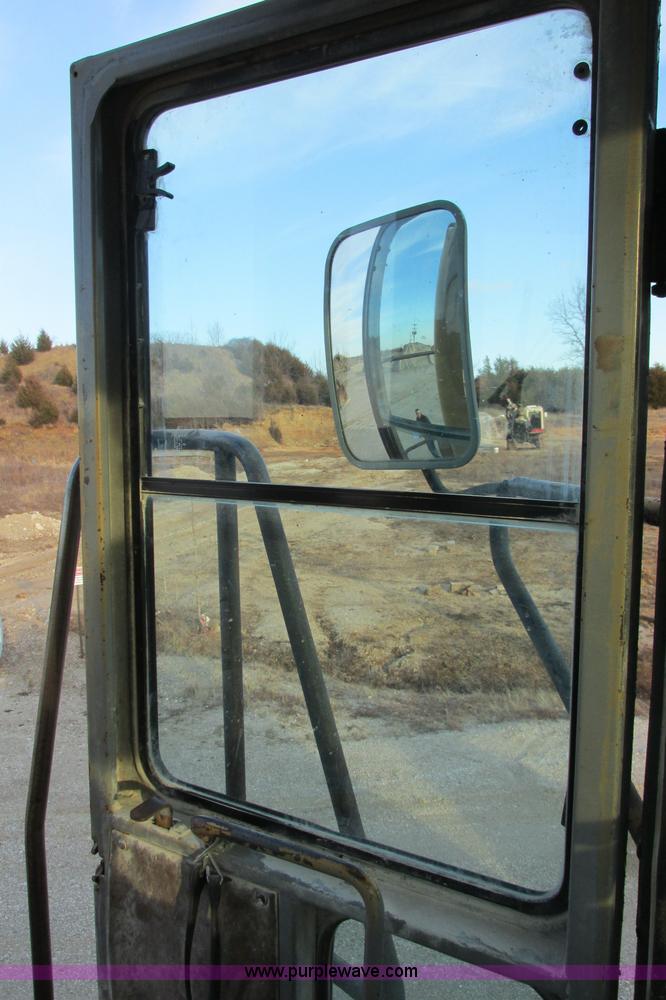 image for item F4746 1989 Komatsu WA600-1L  wheel loader