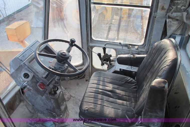 image for item F4746 1989 Komatsu WA600-1L  wheel loader