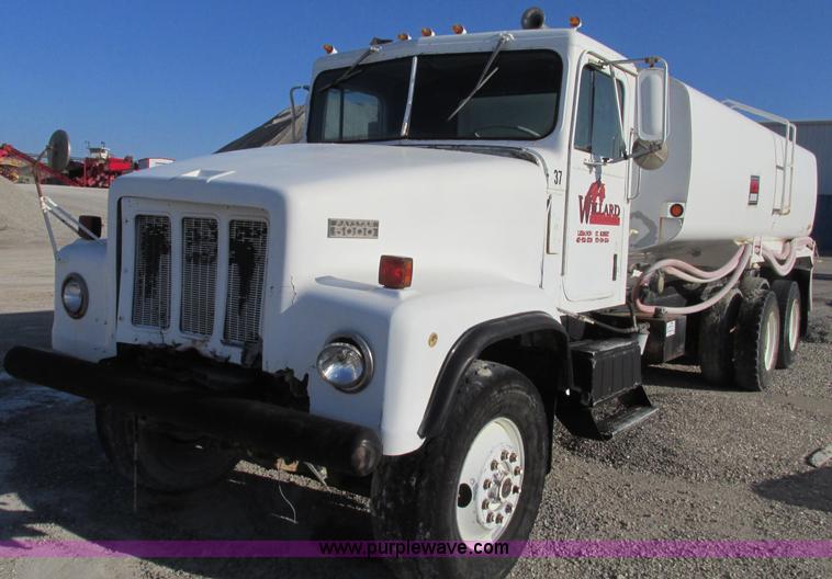 image for item F4749 1982 International Paystar 5000 water truck