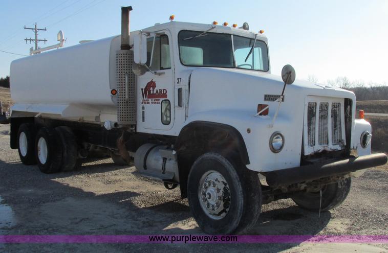 image for item F4749 1982 International Paystar 5000 water truck