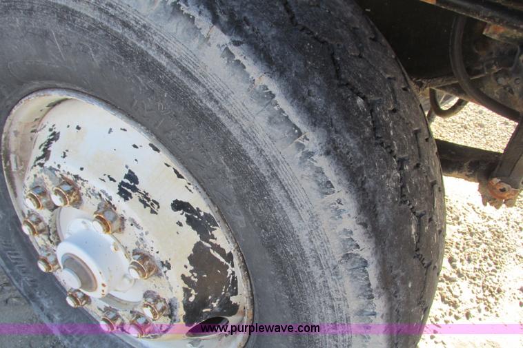 image for item F4749 1982 International Paystar 5000 water truck