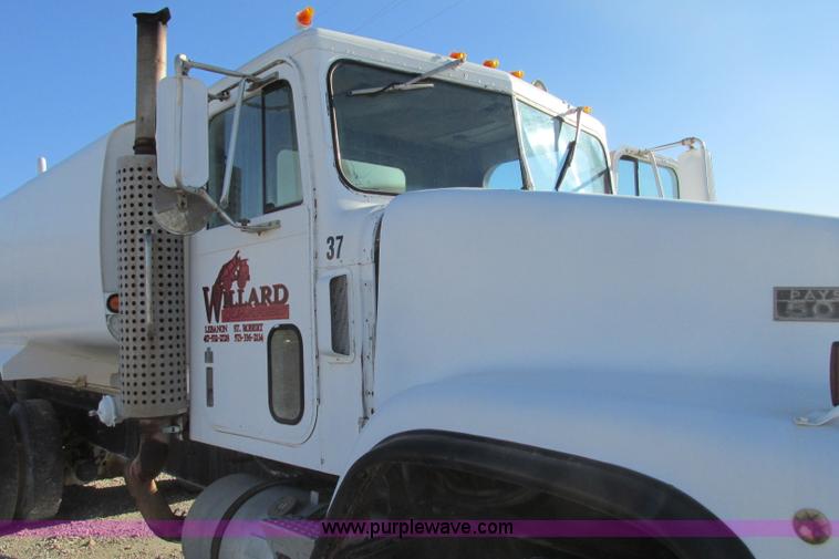 image for item F4749 1982 International Paystar 5000 water truck