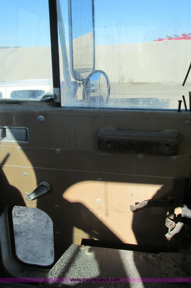 image for item F4749 1982 International Paystar 5000 water truck