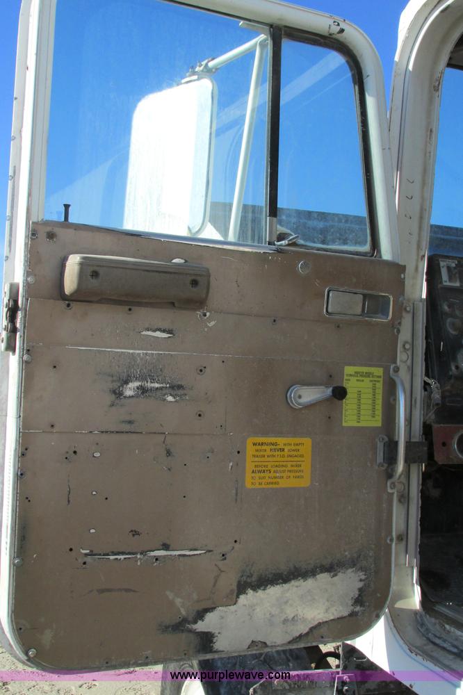 image for item F4749 1982 International Paystar 5000 water truck