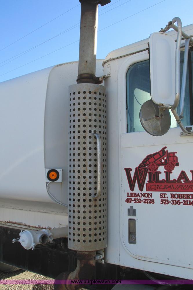 image for item F4749 1982 International Paystar 5000 water truck