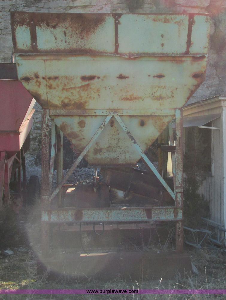 image for item F4750 Syntron 75A feed hopper