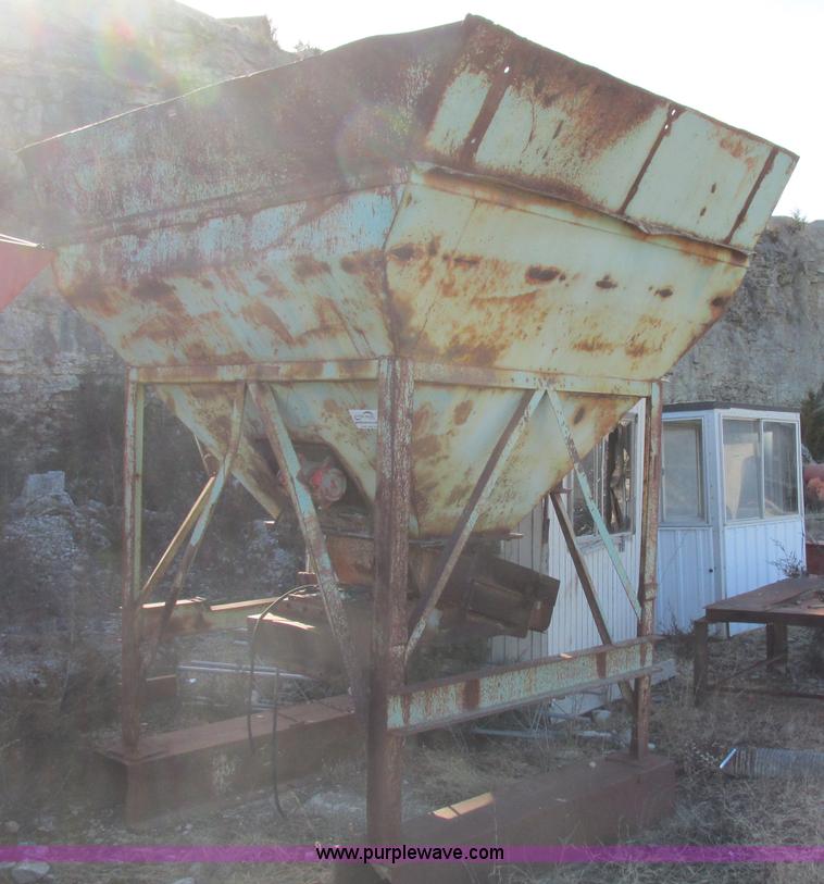 image for item F4750 Syntron 75A feed hopper