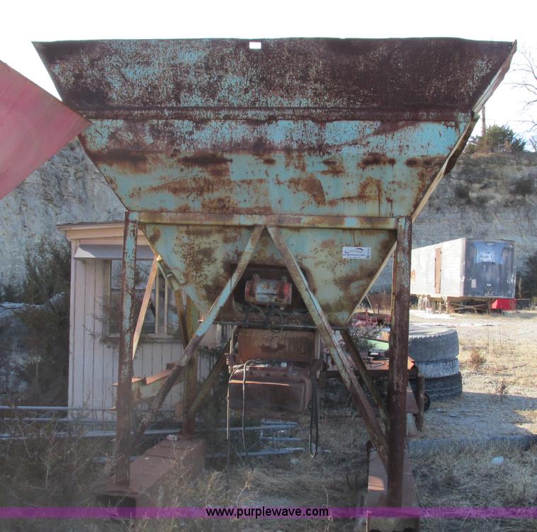 image for item F4750 Syntron 75A feed hopper