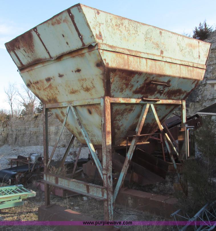 image for item F4750 Syntron 75A feed hopper