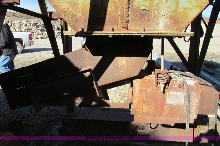 image for item F4750 Syntron 75A feed hopper