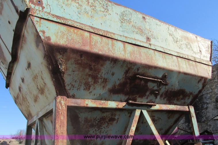 image for item F4750 Syntron 75A feed hopper