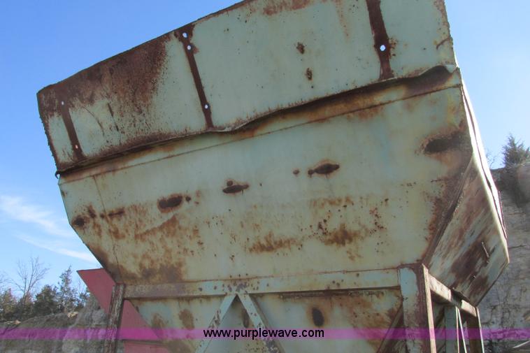 image for item F4750 Syntron 75A feed hopper