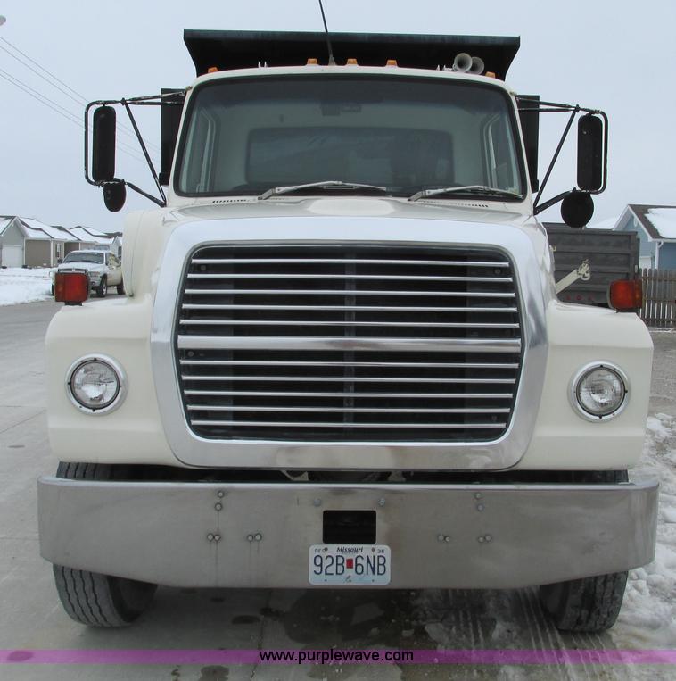 image for item F4764 1984 Ford F9000 dump truck