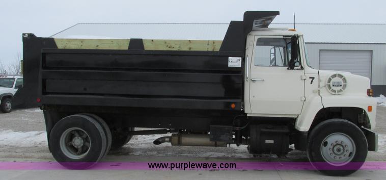 image for item F4764 1984 Ford F9000 dump truck