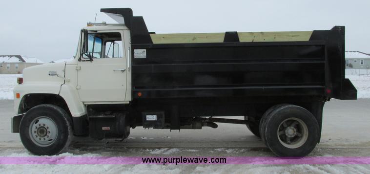 image for item F4764 1984 Ford F9000 dump truck