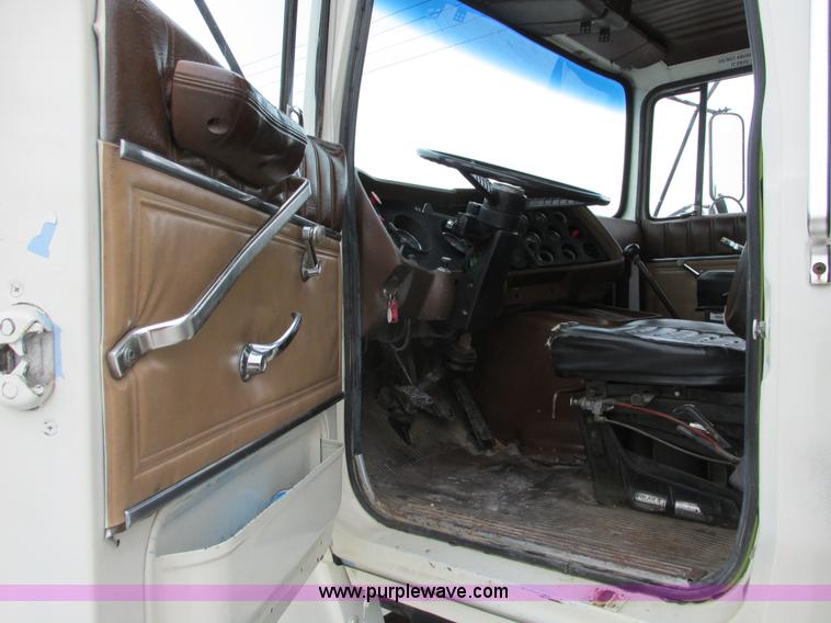 image for item F4764 1984 Ford F9000 dump truck