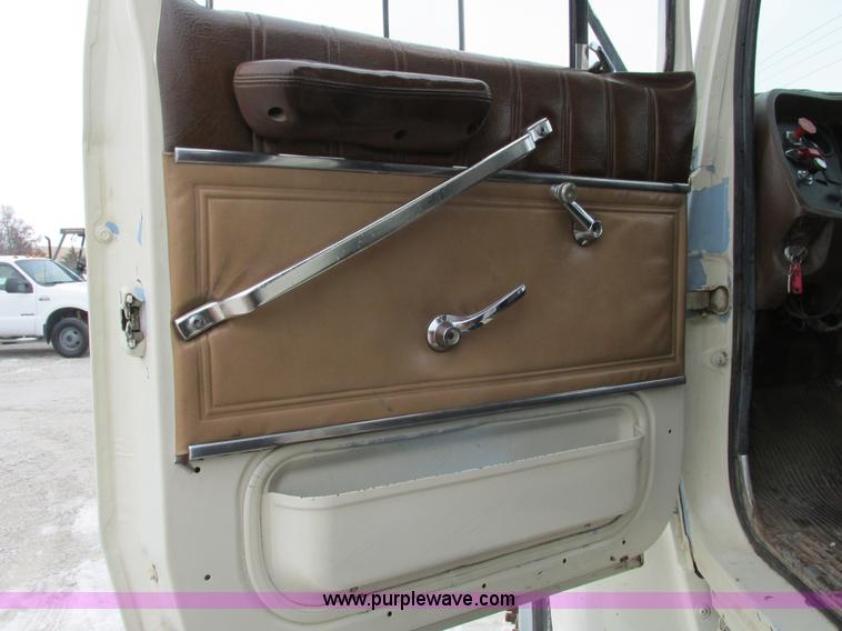 image for item F4764 1984 Ford F9000 dump truck