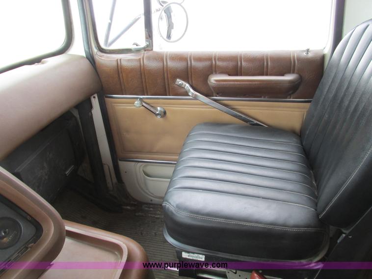 image for item F4764 1984 Ford F9000 dump truck