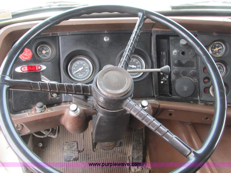 image for item F4764 1984 Ford F9000 dump truck