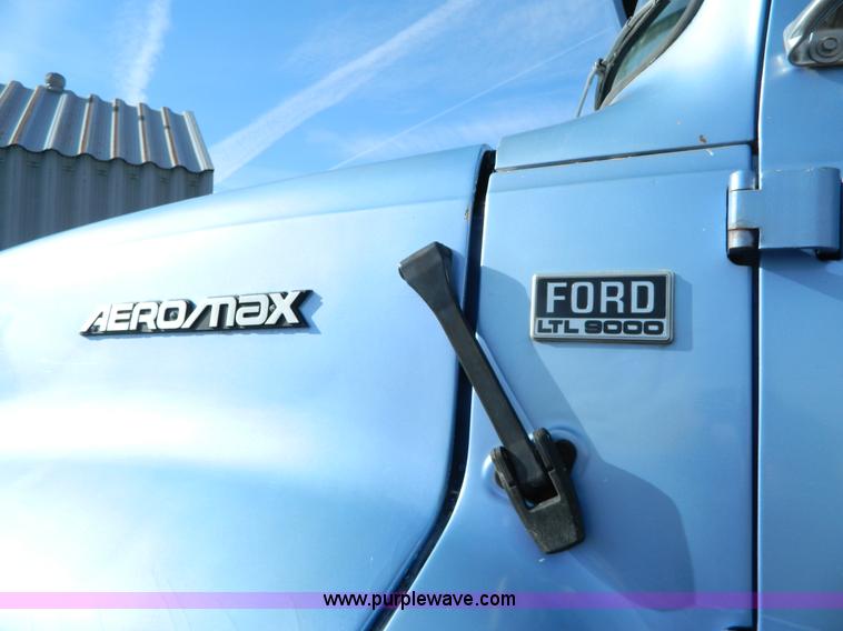 image for item Y9055 1993 Ford LTL 9000 Aero Max dump truck