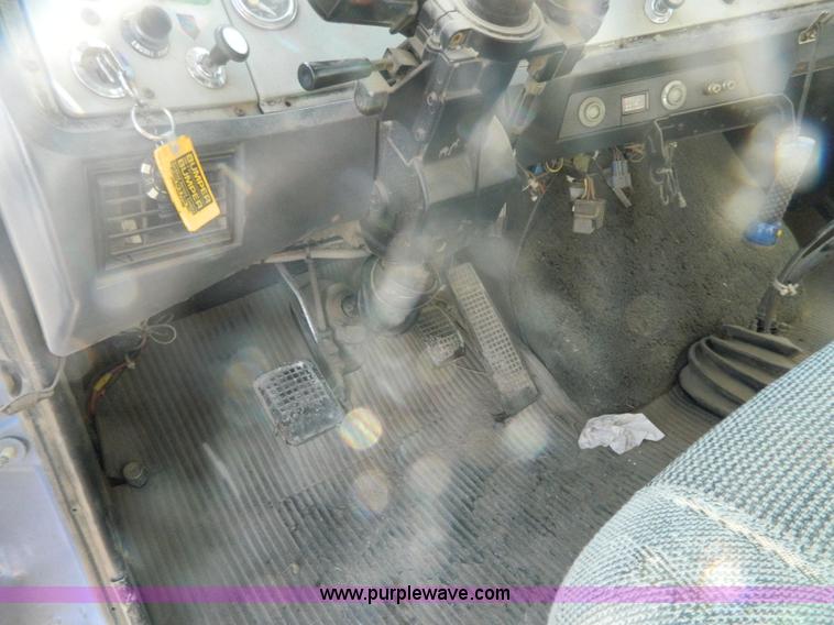 image for item Y9055 1993 Ford LTL 9000 Aero Max dump truck