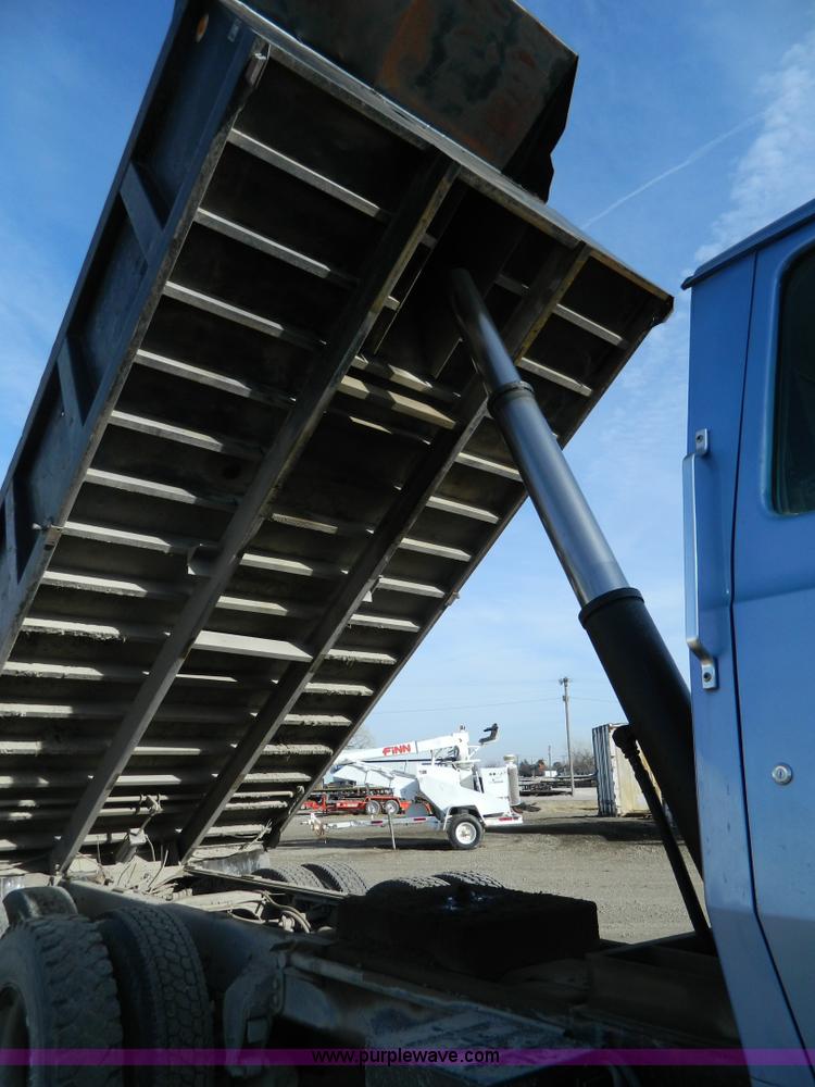 image for item Y9055 1993 Ford LTL 9000 Aero Max dump truck