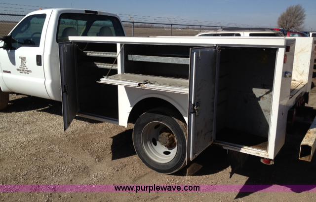 image for item B1869 2003 Ford F550 utility truck