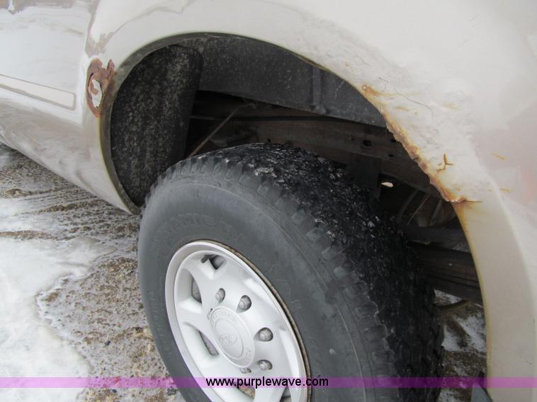 image for item D7170 2002 Ford F250 Super Duty XL pickup truck