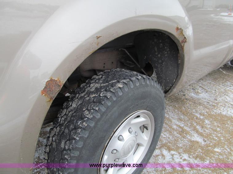 image for item D7170 2002 Ford F250 Super Duty XL pickup truck
