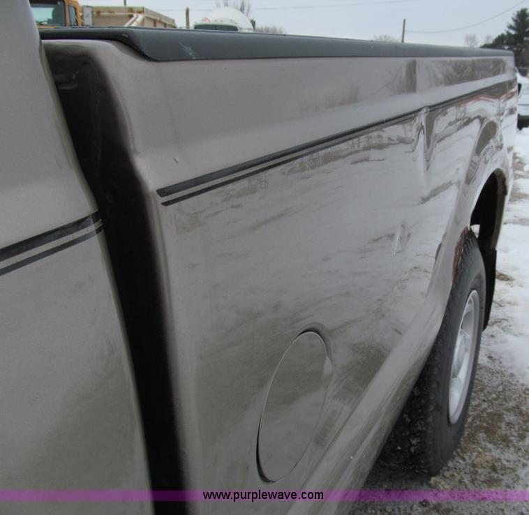 image for item D7170 2002 Ford F250 Super Duty XL pickup truck